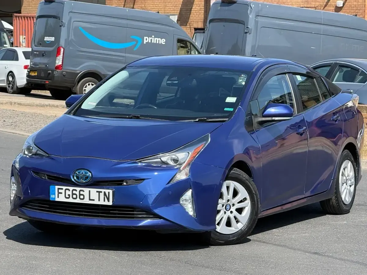 Used Toyota Prius 122 HP (89 kW) 2017 Blue Hatchback