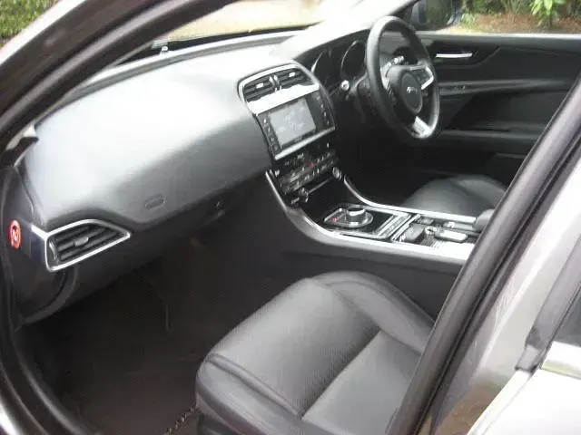Gebraucht Jaguar XE Portfolio 180 PS (132 kW) 2019 Grau Limousine
