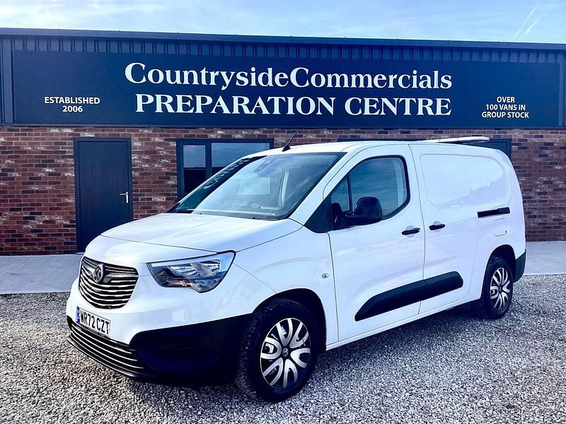 Second-hand Vauxhall Combo 100 CP (73 kW) 2022 Alb Monovolum