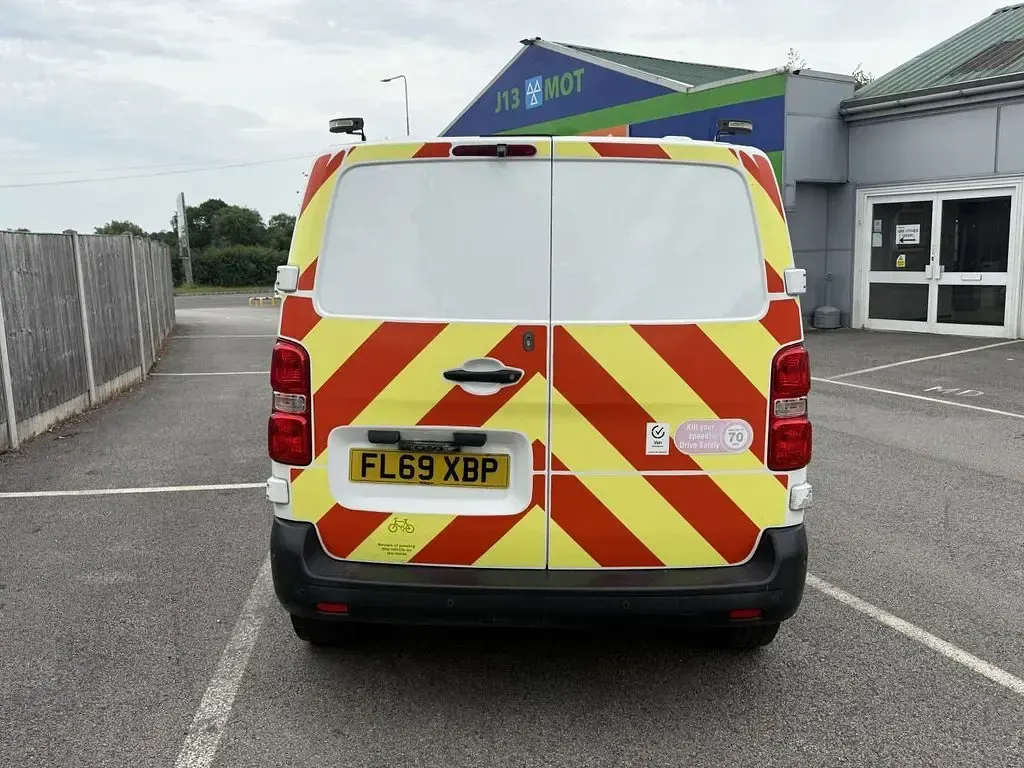 Used Vauxhall Vivaro Edition 100 HP (73 kW) 2019 White MPV