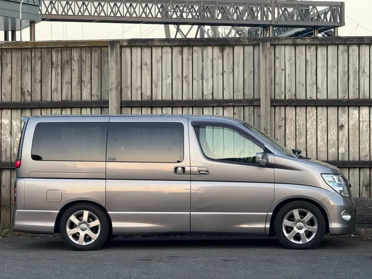 Usado Nissan Elgrand 2021 Gris Monovolumen