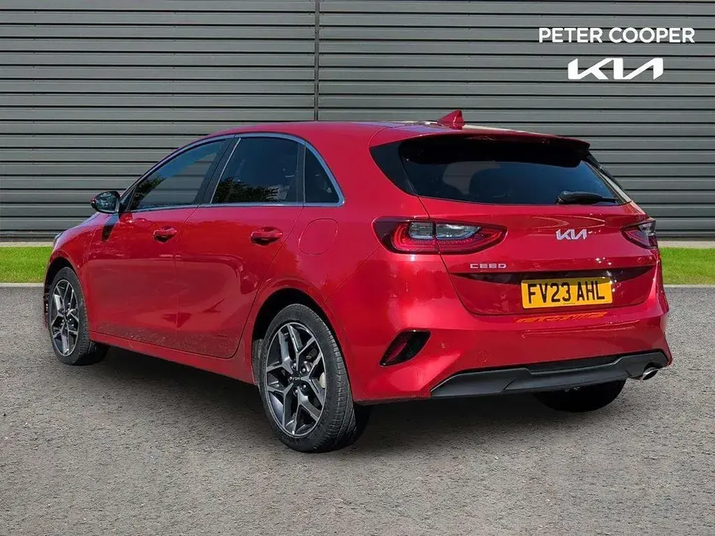 Usado Kia Ceed 158 HP (116 kW) 2023 Vermelho Citadino