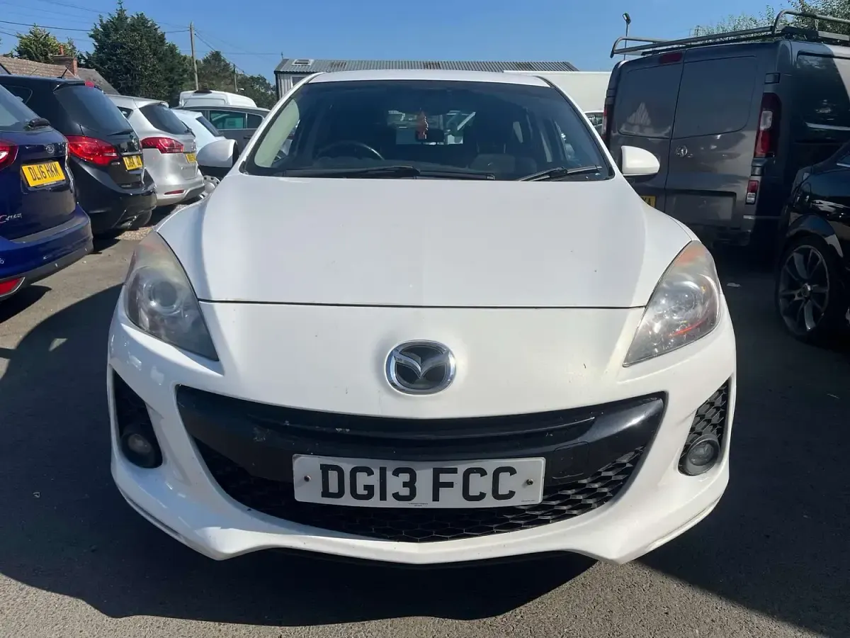 Used Mazda 3 Edition 105 HP (77 kW) 2013 White Hatchback