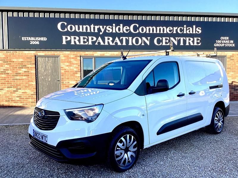 Second-hand Vauxhall Combo 100 CP (73 kW) 2022 Alb Monovolum