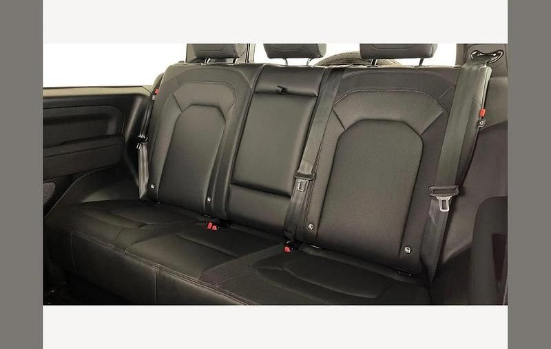 Used Land Rover Defender SE Dynamic 249 HP (183 kW) 2023 Silver SUV