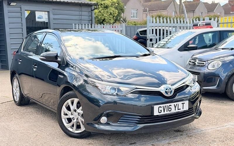 Used Toyota Auris Hybrid Business Edition 136 HP (100 kW) 2016 Hatchback