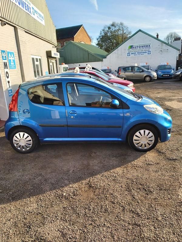 Used Peugeot 107 68 HP (50 kW) 2011 Blue Hatchback