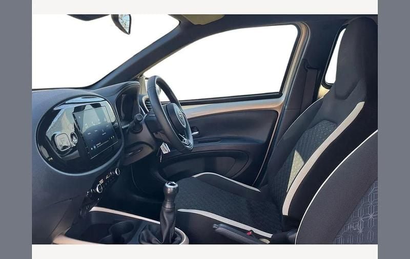 Used Toyota Aygo X 72 HP (52 kW) 2024 Beige SUV