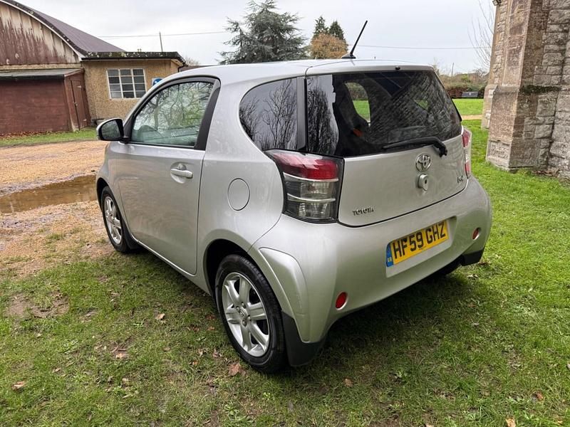 Used Toyota iQ 68 HP (50 kW) 2009 Silver Hatchback