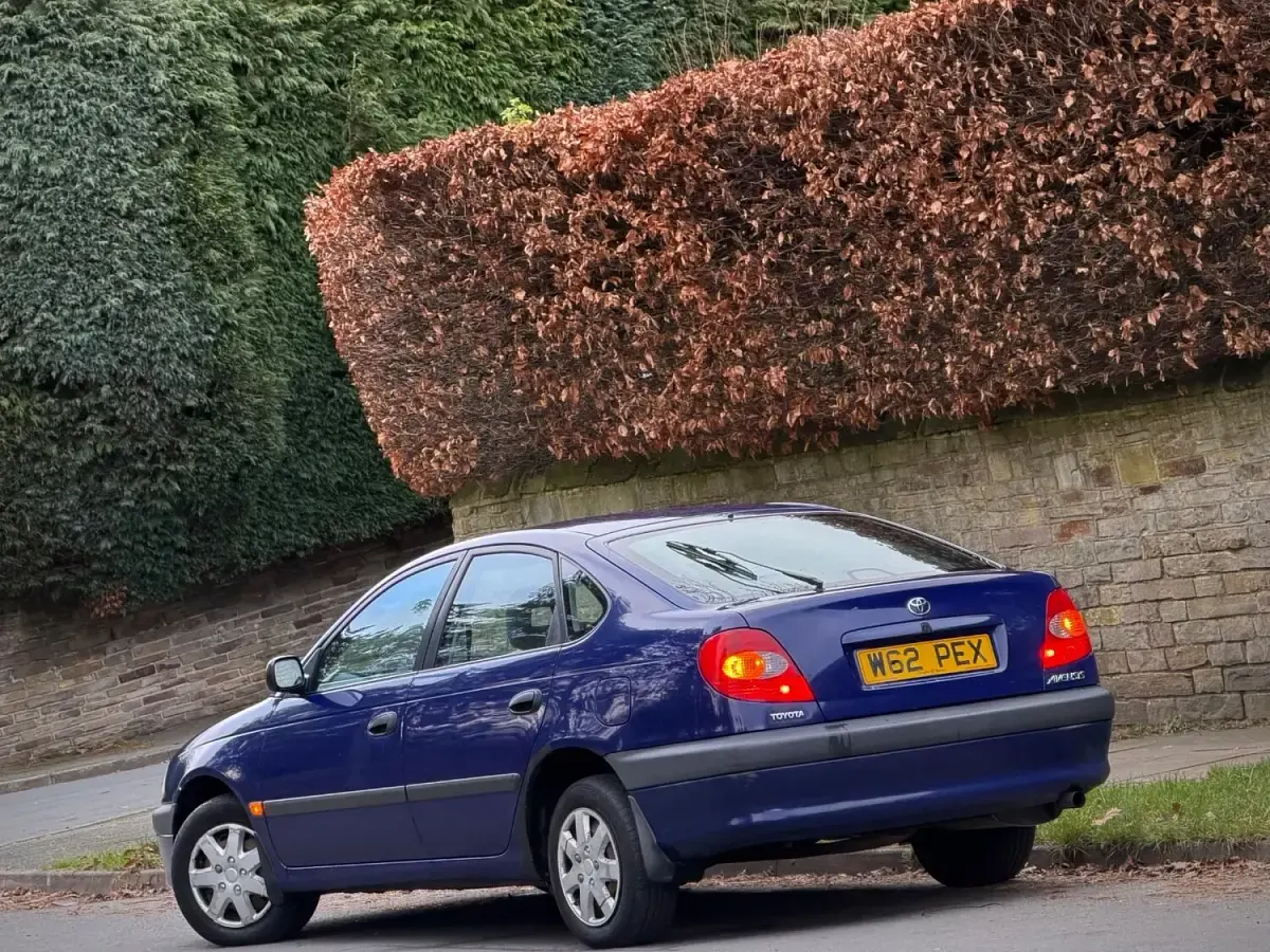 Used Toyota Avensis 2000 Blue Hatchback
