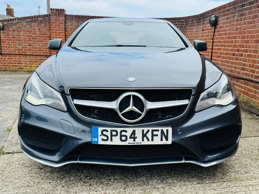 Usado Mercedes E220 AMG line 177 CV (130 kW) 2014 Gris Coupe
