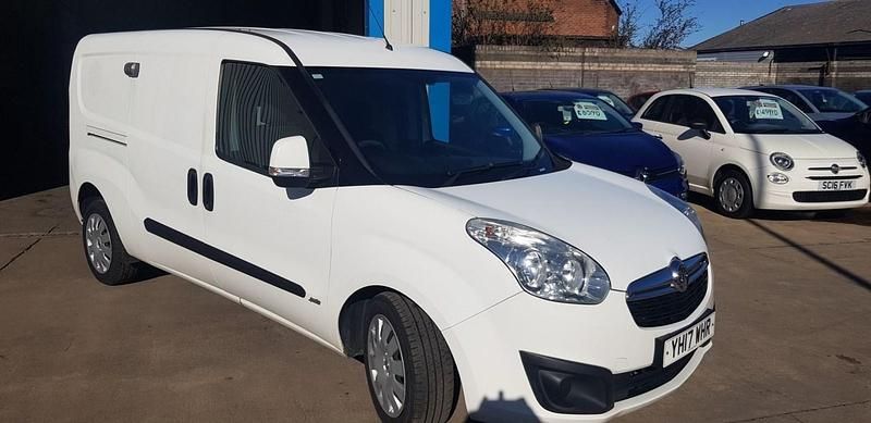 Begagnad Vauxhall Combo Sportive 105 HK (77 kW) 2017 Vit Minibuss