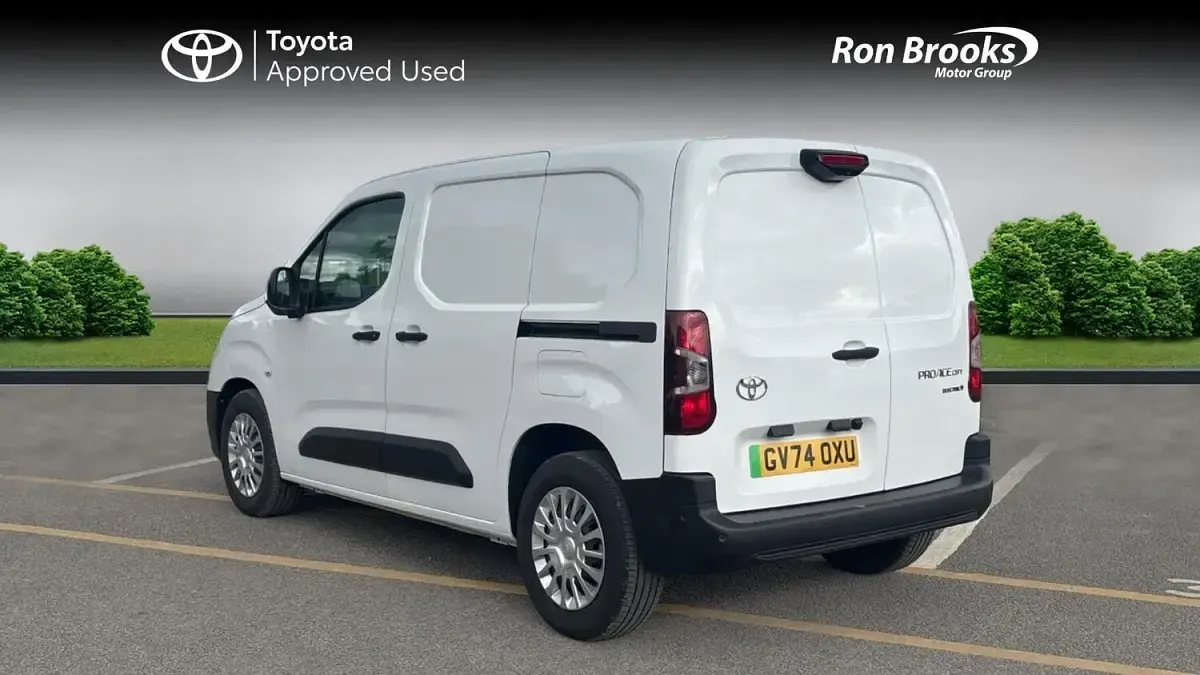 Used Toyota Proace 50 kW (68 HP) 2024 White MPV