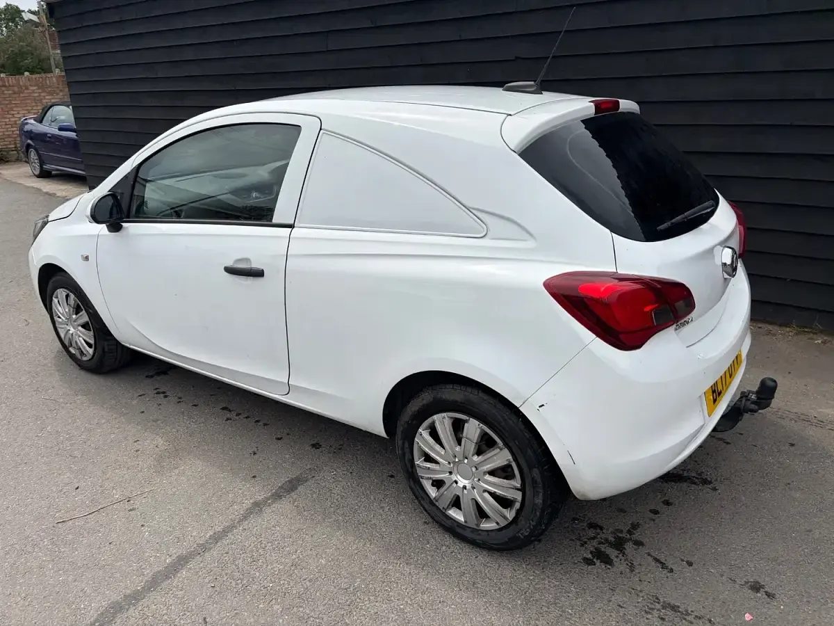 Used Vauxhall Corsa 95 HP (69 kW) 2017 White Hatchback