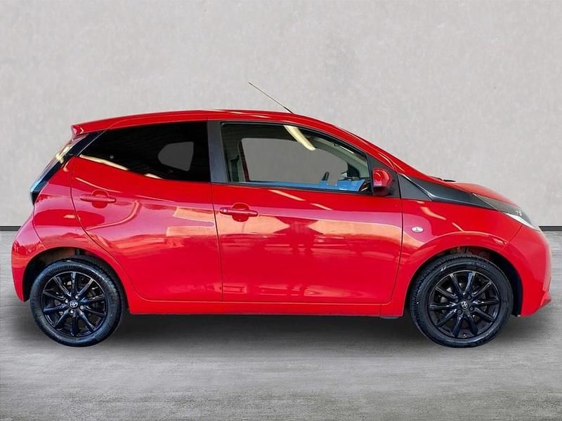 Used Toyota Aygo x-style 69 HP (50 kW) 2017 Red Hatchback