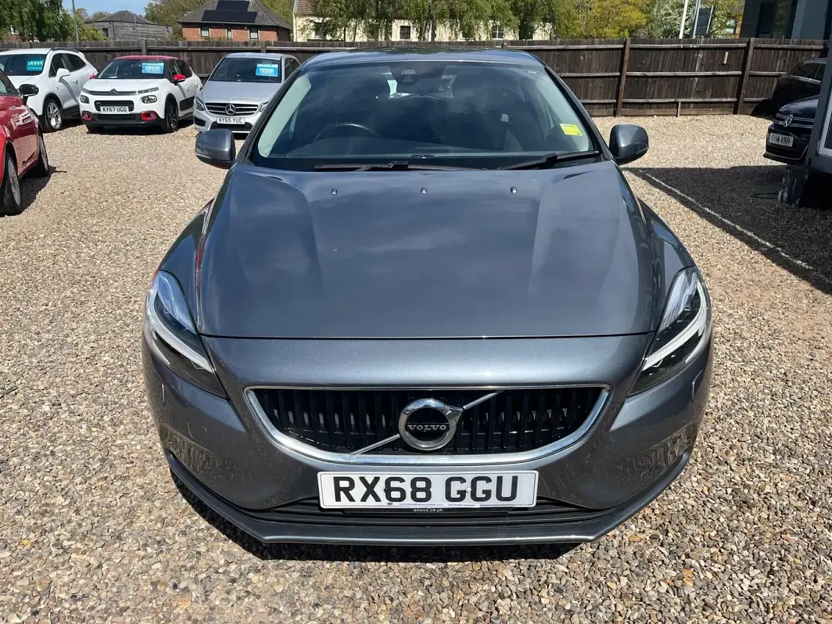 Begagnad Volvo V40 Momentum 122 HK (89 kW) 2018 Grå Halvkombi