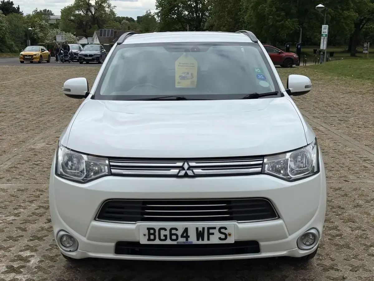 Używany Mitsubishi Outlander P-HEV 200 KM (147 kW) 2014 Biały SUV