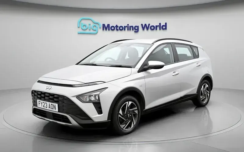 Usado Hyundai Bayon SE 101 HP (74 kW) 2023 Prateado SUV