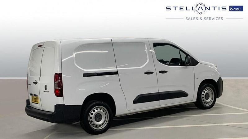 Usado Peugeot Partner Premium 102 HP (75 kW) 2023 Branco Monovolume