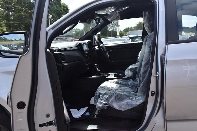 New Isuzu D-Max 164 HP (120 kW) 2025 Silver Pickup