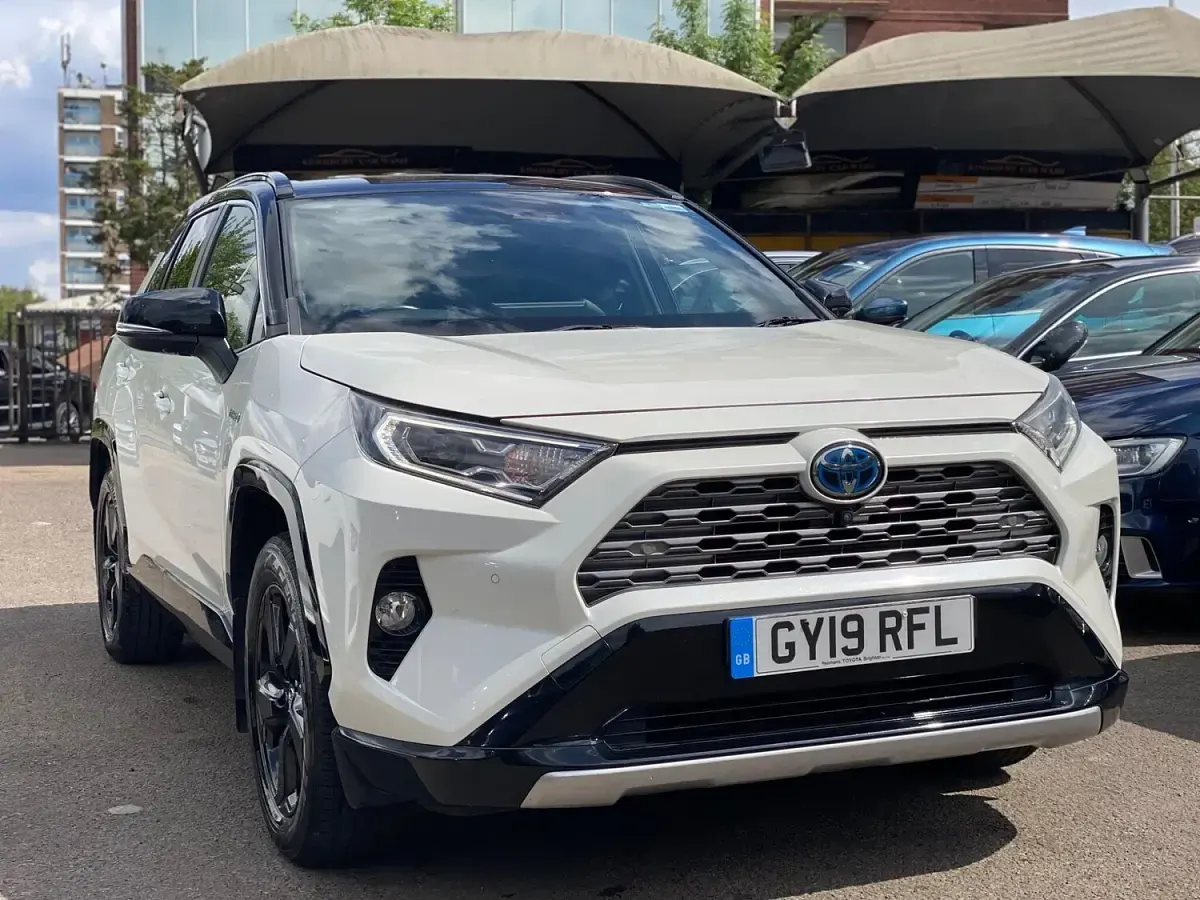 Used Toyota RAV4 218 HP (160 kW) 2019 White/black SUV