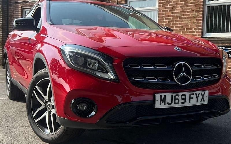 Used Mercedes GLA180 Urban 122 HP (89 kW) 2020 Red SUV