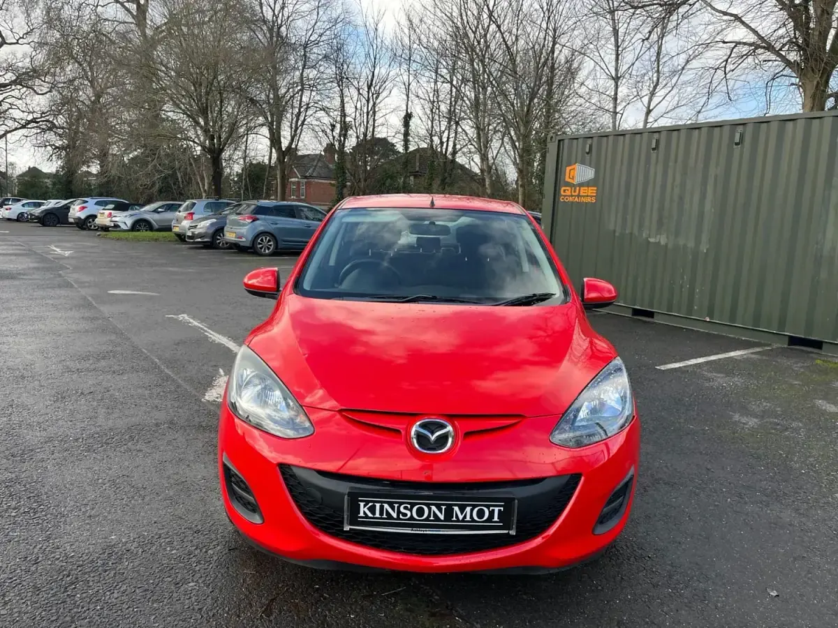 Usado Mazda 2 102 HP (75 kW) 2011 Vermelho Citadino