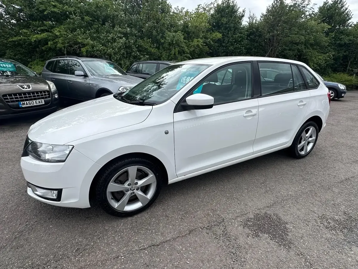 Used Skoda Rapid SE 2015 White Hatchback