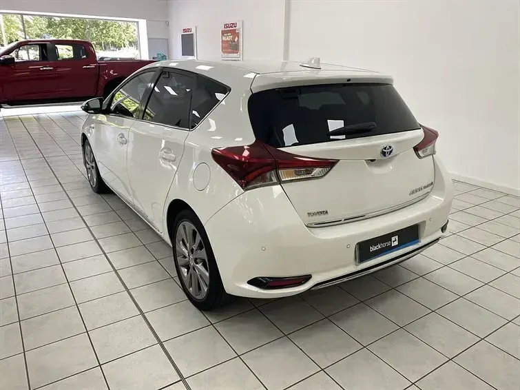 Used Toyota Auris Hybrid 2016 White Hatchback