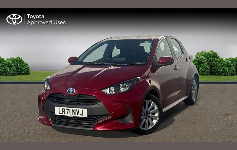 Used Toyota Yaris Hybrid 113 HP (83 kW) 2021 Red Hatchback