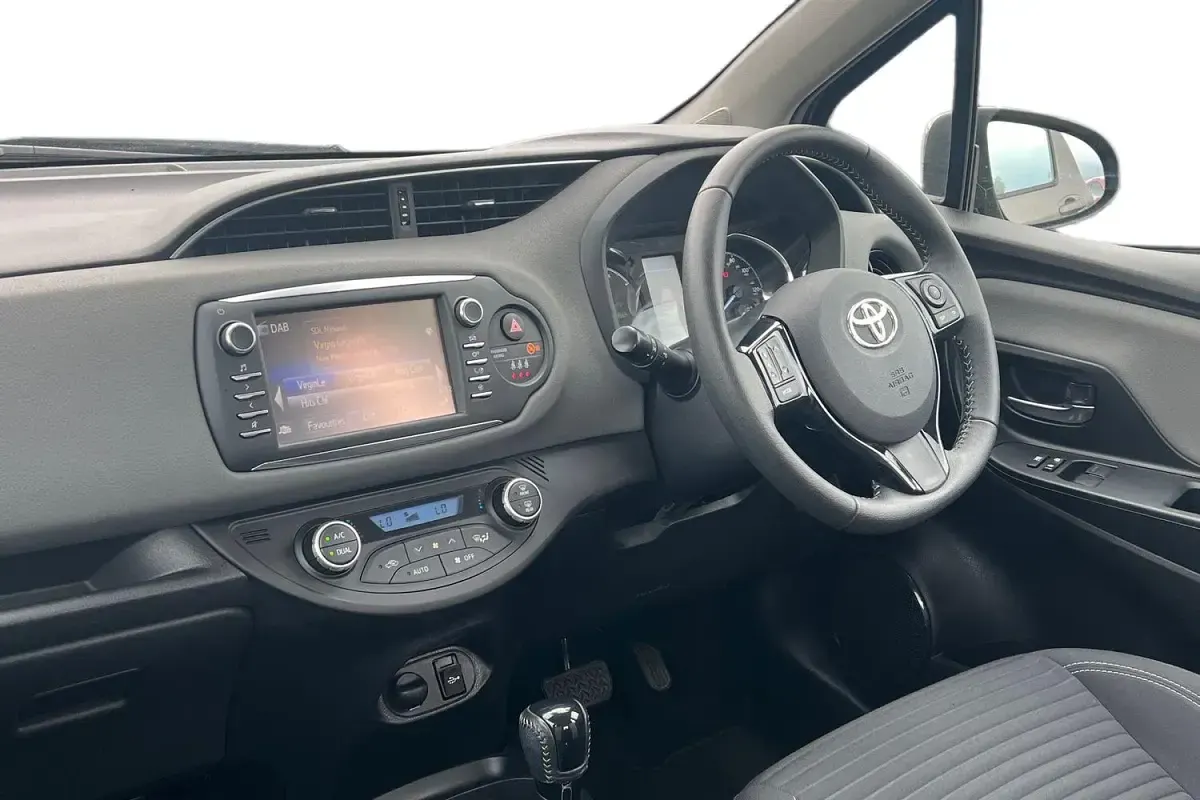 Used Toyota Yaris Hybrid 101 HP (74 kW) 2019 Bronze Hatchback