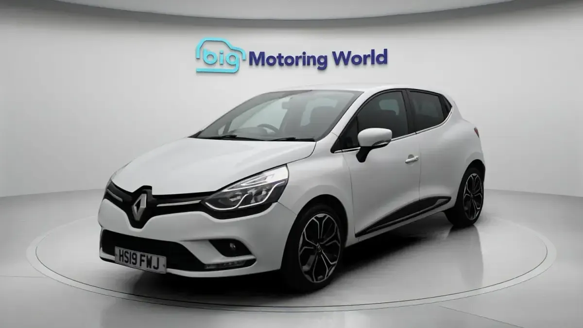 Used Renault Clio Iconic 90 HP (66 kW) 2019 White Hatchback