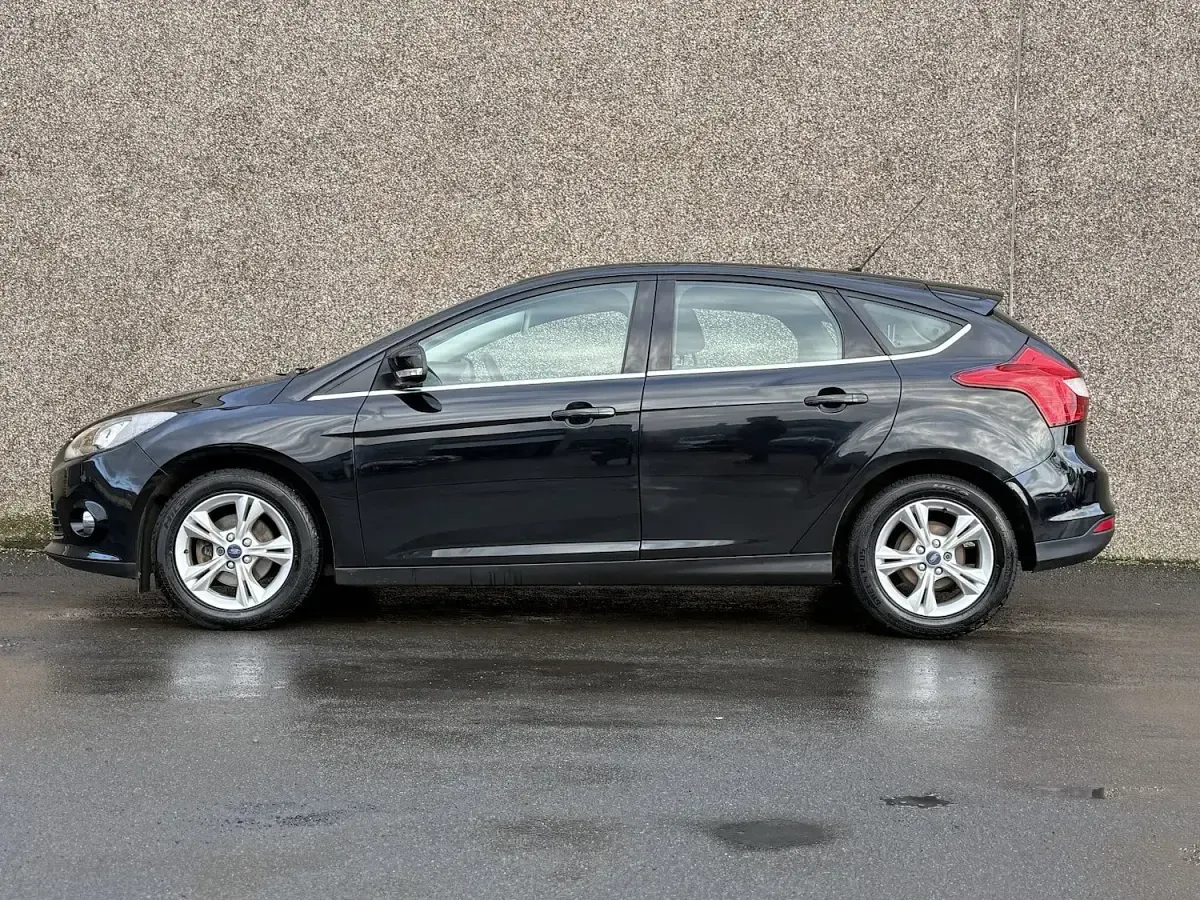 Used Ford Focus Zetec 125 HP (91 kW) 2011 Black Hatchback