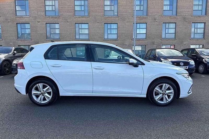 Second-hand VW Golf VIII Life 108 CP (79 kW) 2022 Alb Hatchback