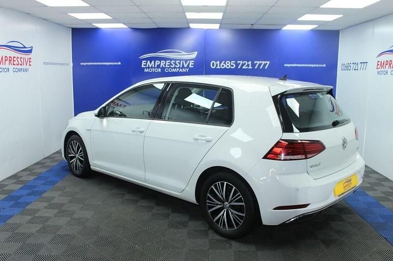 Used VW Golf VII SE 130 HP (95 kW) 2019 White Hatchback