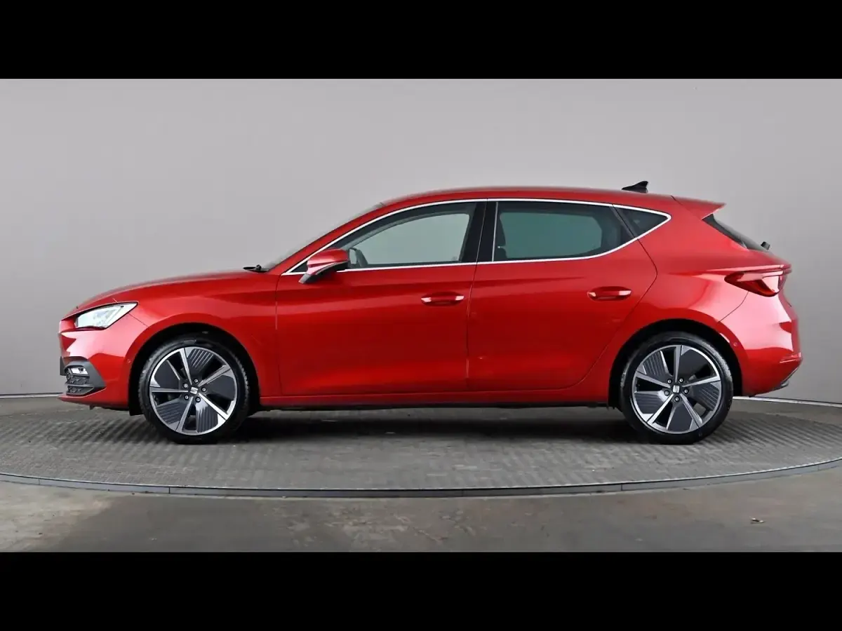Used Seat Leon XCELLENCE Lux 131 HP (96 kW) 2022 Red Hatchback
