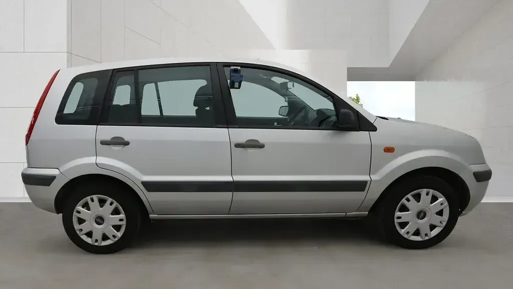 Used Ford Fusion Style 68 HP (50 kW) 2009 Silver Hatchback