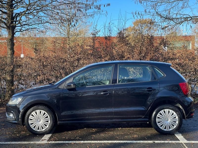 Begagnad VW Polo 2014 Svart Halvkombi