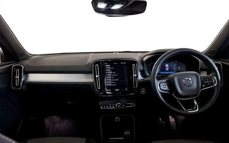 Used Volvo XC40 Core 163 HP (119 kW) 2025 SUV