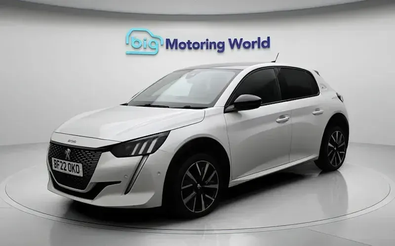 Used Peugeot 208 GT 102 HP (75 kW) 2022 White Hatchback