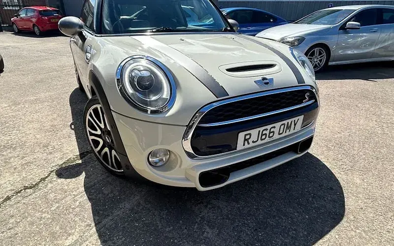Used Mini Cooper S Hatch 192 HP (141 kW) 2016 White Hatchback