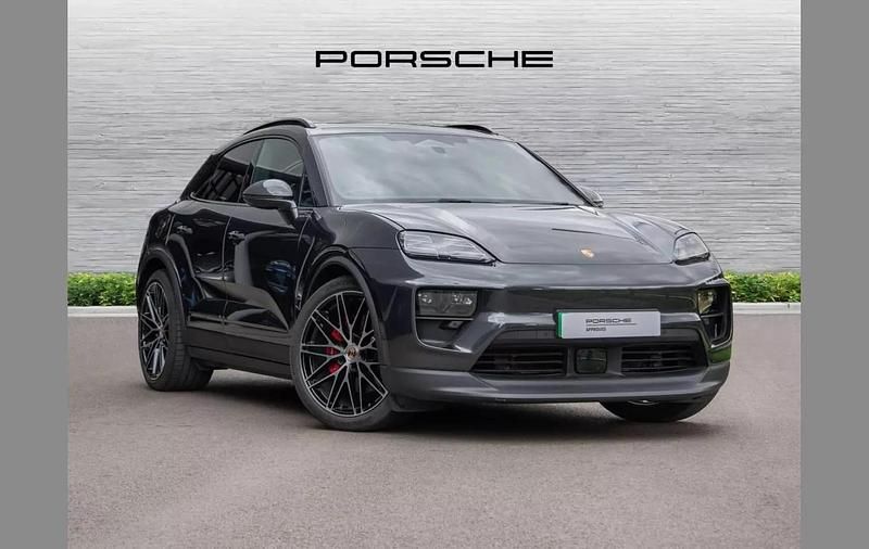 Grey Used 2025 Porsche Macan SUV | £85,992 (Expensive) - Image 1/4