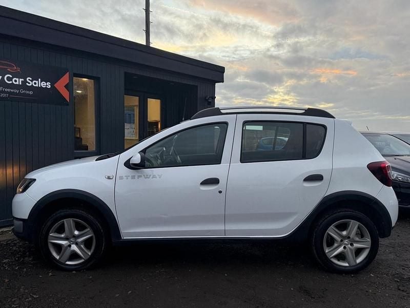 Used Dacia Sandero Lauréate 90 HP (66 kW) 2014 White Hatchback
