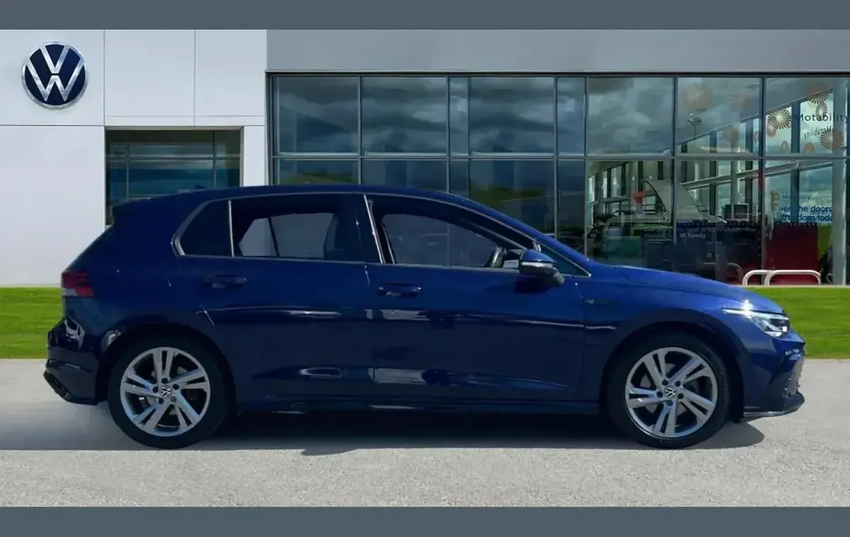 Used VW Golf VIII R-line 147 HP (108 kW) 2023 Blue Hatchback