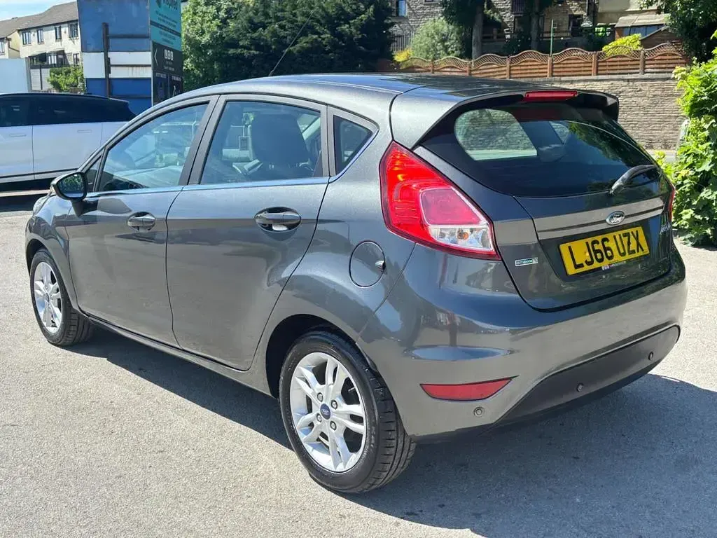 Used Ford Fiesta Zetec 100 HP (73 kW) 2016 Grey Hatchback