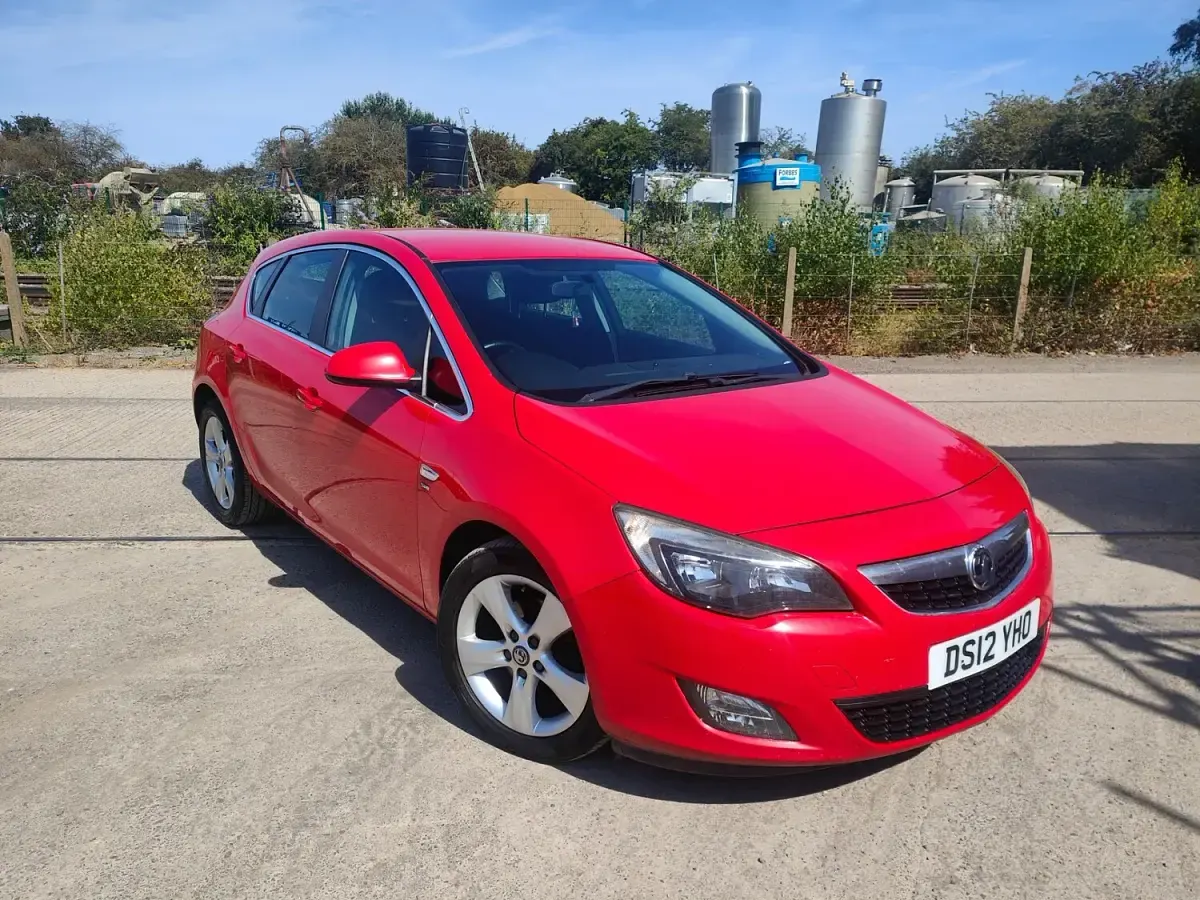 Used Vauxhall Astra SRi 165 HP (121 kW) 2012 Red Hatchback