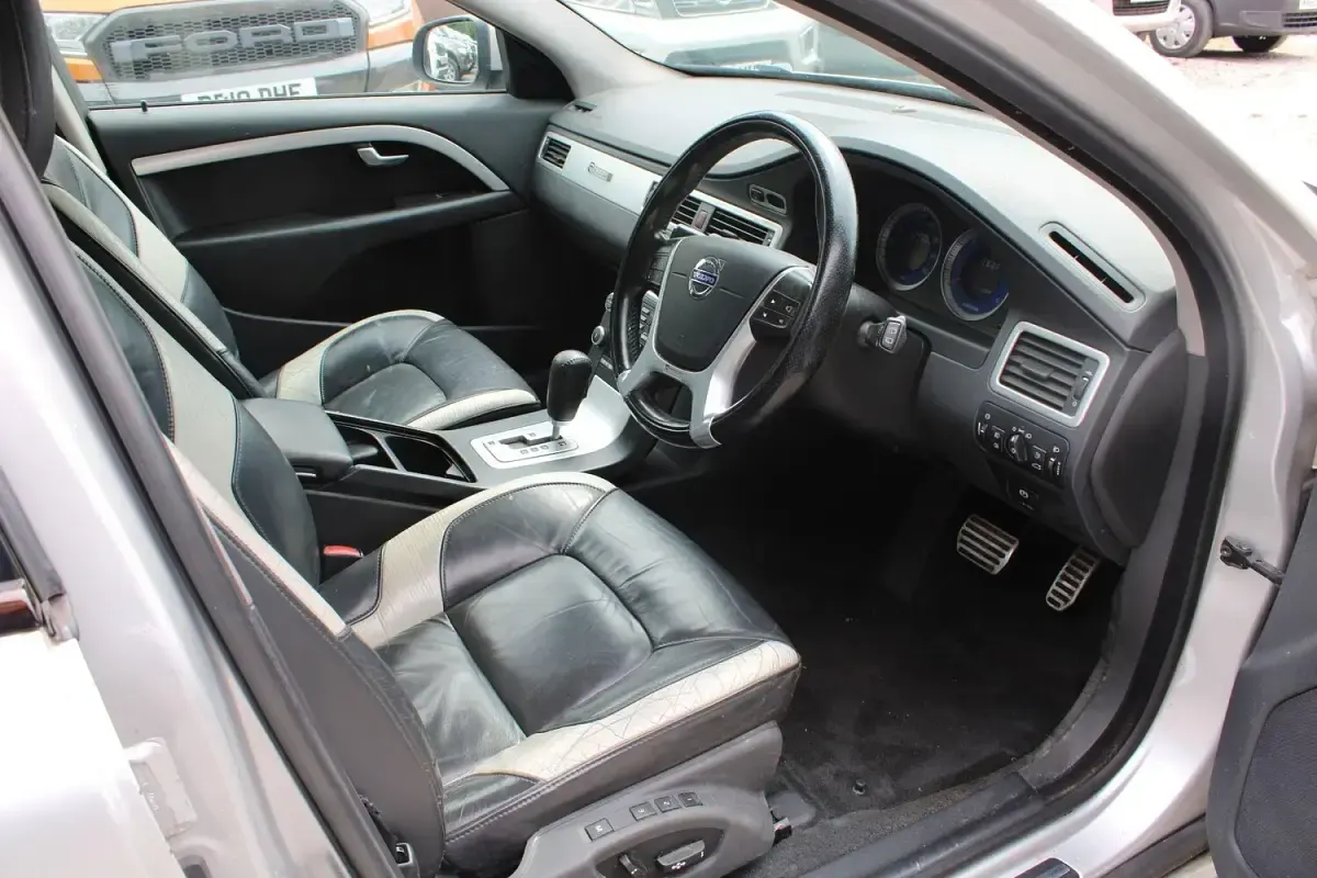 Used Volvo V70 R-Design 175 HP (128 kW) 2010 Silver Estate
