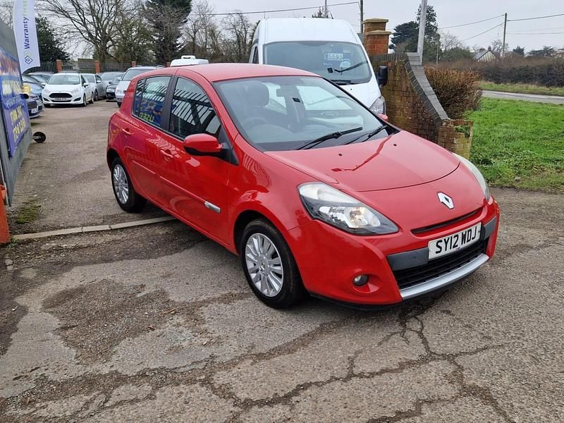 Used Renault Clio IV Expression+ 75 HP (55 kW) 2012 Red Hatchback