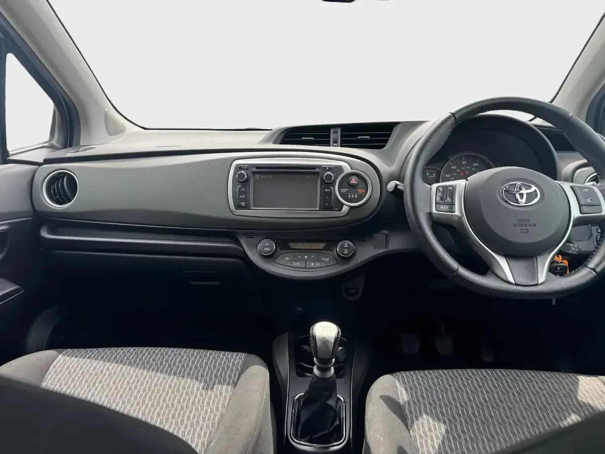 Used Toyota Yaris 90 HP (66 kW) 2014 Blue Hatchback