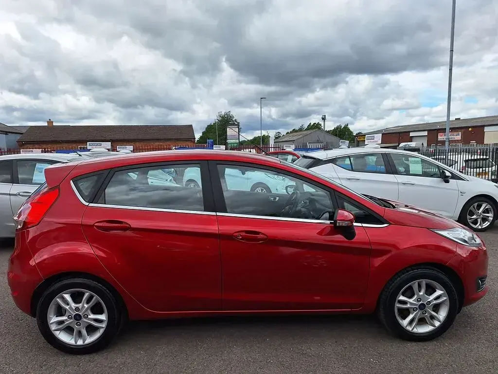 Used Ford Fiesta Zetec 82 HP (60 kW) 2016 Red Hatchback